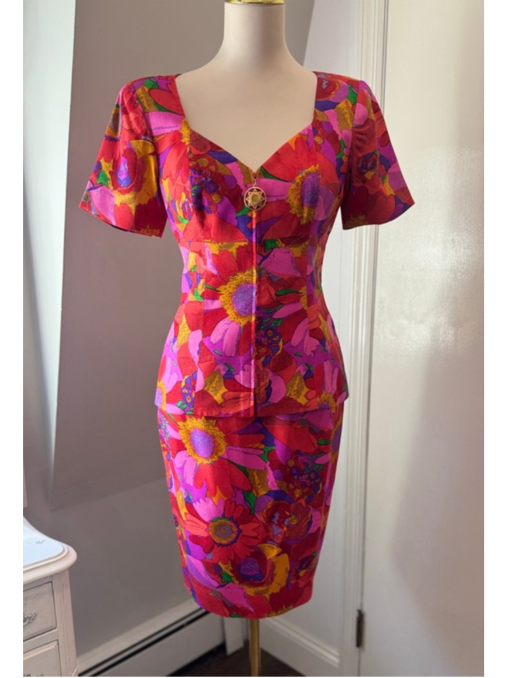 Vintage Women’s vibrant Floral 100% Silk Suit Size 4